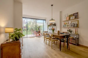 Pièce de vie d'une maison au Mans après plâtrerie et peinture des murs et plafonds