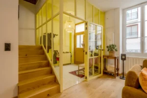 Verrière peinte intégrée dans l'intérieur d'une maison rénovée au Mans