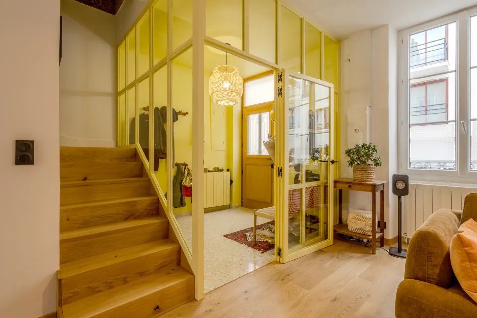 Verrière peinte intégrée dans l'intérieur d'une maison rénovée au Mans