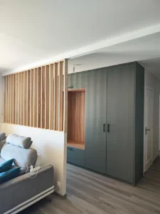 Entrée d'une maison au Mans après plâtrerie et peinture des murs et du plafond