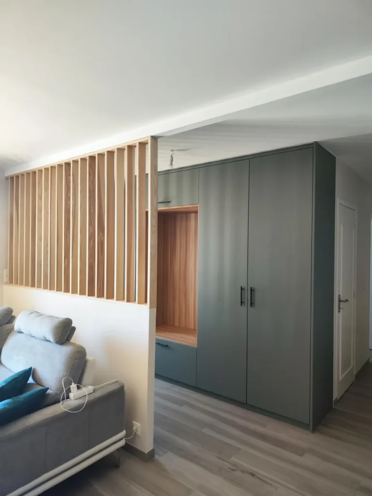Entrée d'une maison au Mans après plâtrerie et peinture des murs et du plafond
