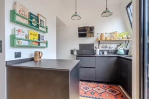 Cuisine d'une maison au Mans après plâtrerie et peinture des murs et du plafond