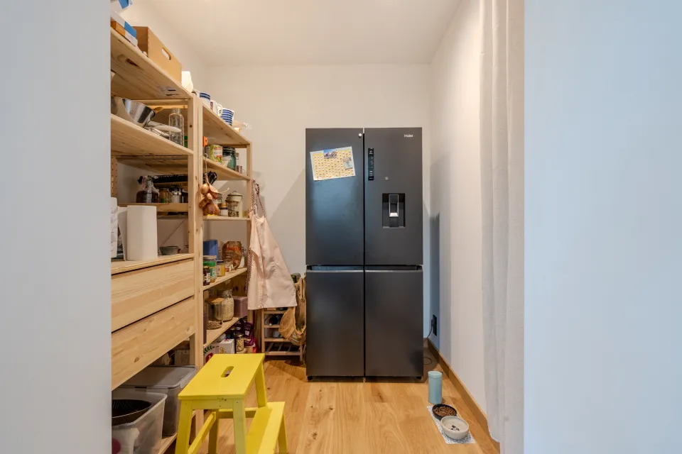 Vue arrière d'une cuisine fraîchement peinte lors d'une rénovation de maison au Mans